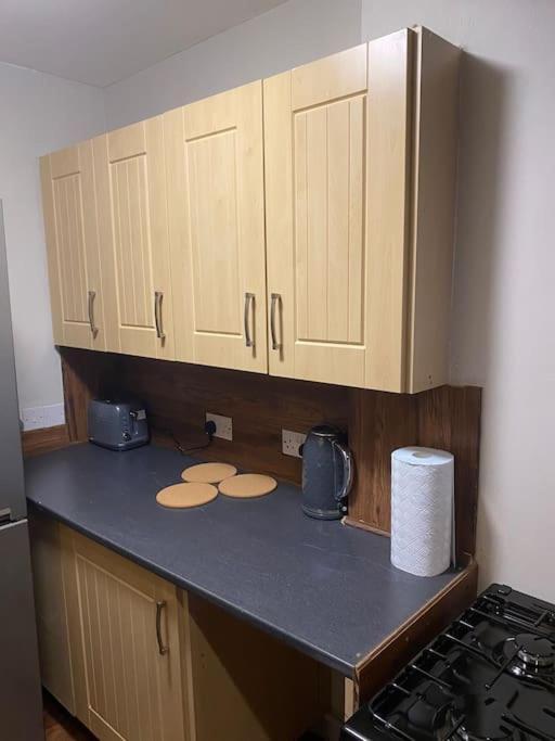 One Bedroom Apartment In Gorgie With New Central Heating System 에든버러 외부 사진